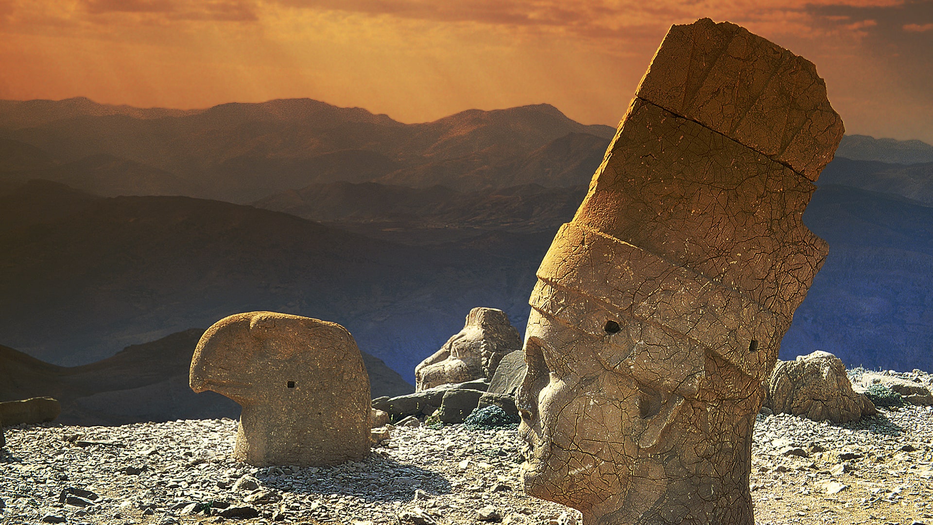 tanrilarin-cehresini-tasiyan-zirve-nemrut-dagi-77539817-d44b-48a0-adcc-9adedaaa9cdfbanner-min